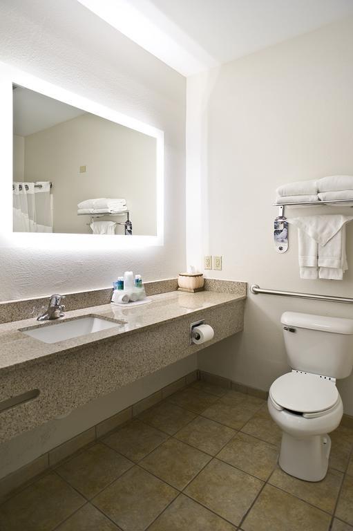 Holiday Inn Express & Suites Vermillion, An Ihg Hotel Exterior foto