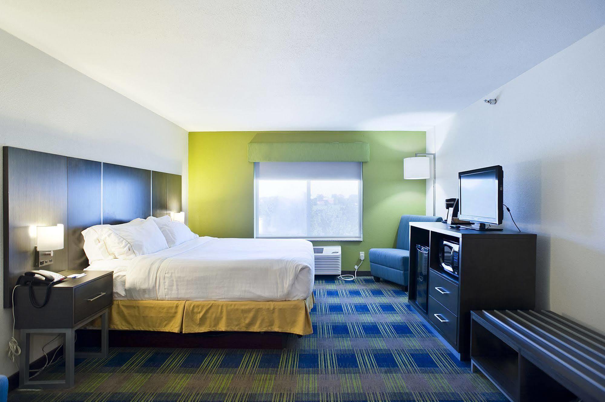 Holiday Inn Express & Suites Vermillion, An Ihg Hotel Exterior foto